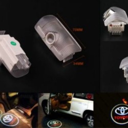 Προτζέκτορες πόρτας στη θέση της πλαφονιέρας με λογότυπο Toyota Προτζέκτορες πόρτας στη θέση της πλαφονιέρας με λογότυπο Toyota