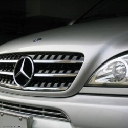 Μάσκα για Mercedes ML W163 (W164 design) (1998-2005) -μαύρη με πλαίσιο χρωμίου Μάσκα για Mercedes ML W163 (W164 design) (1998-2005) -μαύρη με πλαίσιο χρωμίου