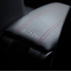 Κονσόλα Χειροφρένου Τεμπέλης Armster OE1 TR Limited Με Usb Για Dacia Duster 2018+ Χωρίς Εργοστασιακό Τεμπέλη Μαύρο Χρώμα Με Κόκκινη ραφή